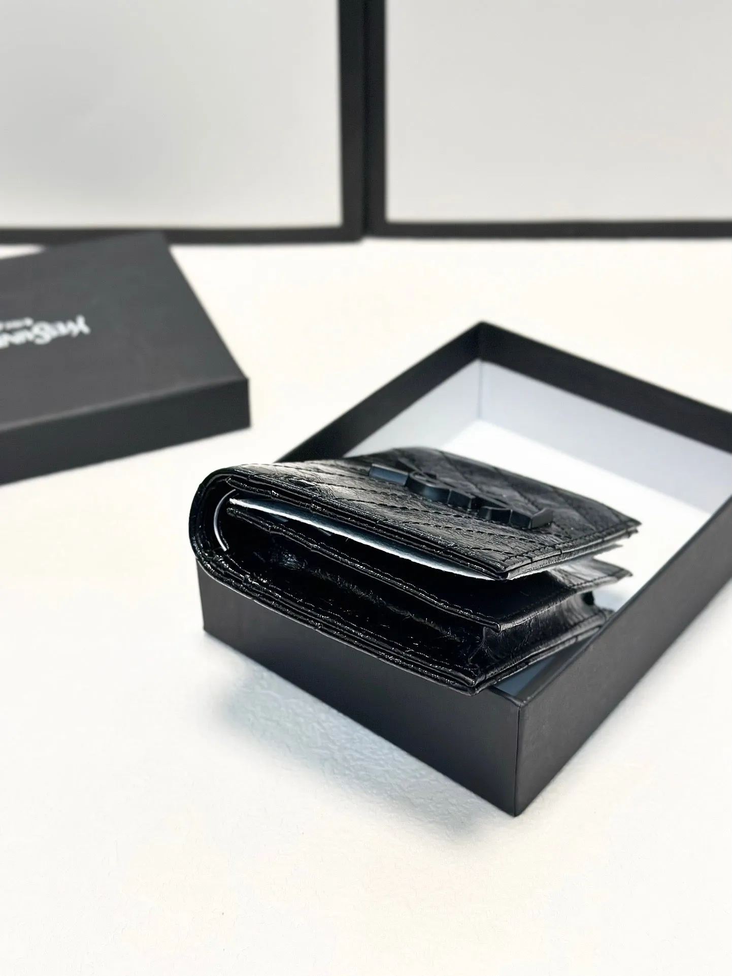 YSK324 Compact Wallet / 4.7 x 3.9 x 1.6 inches