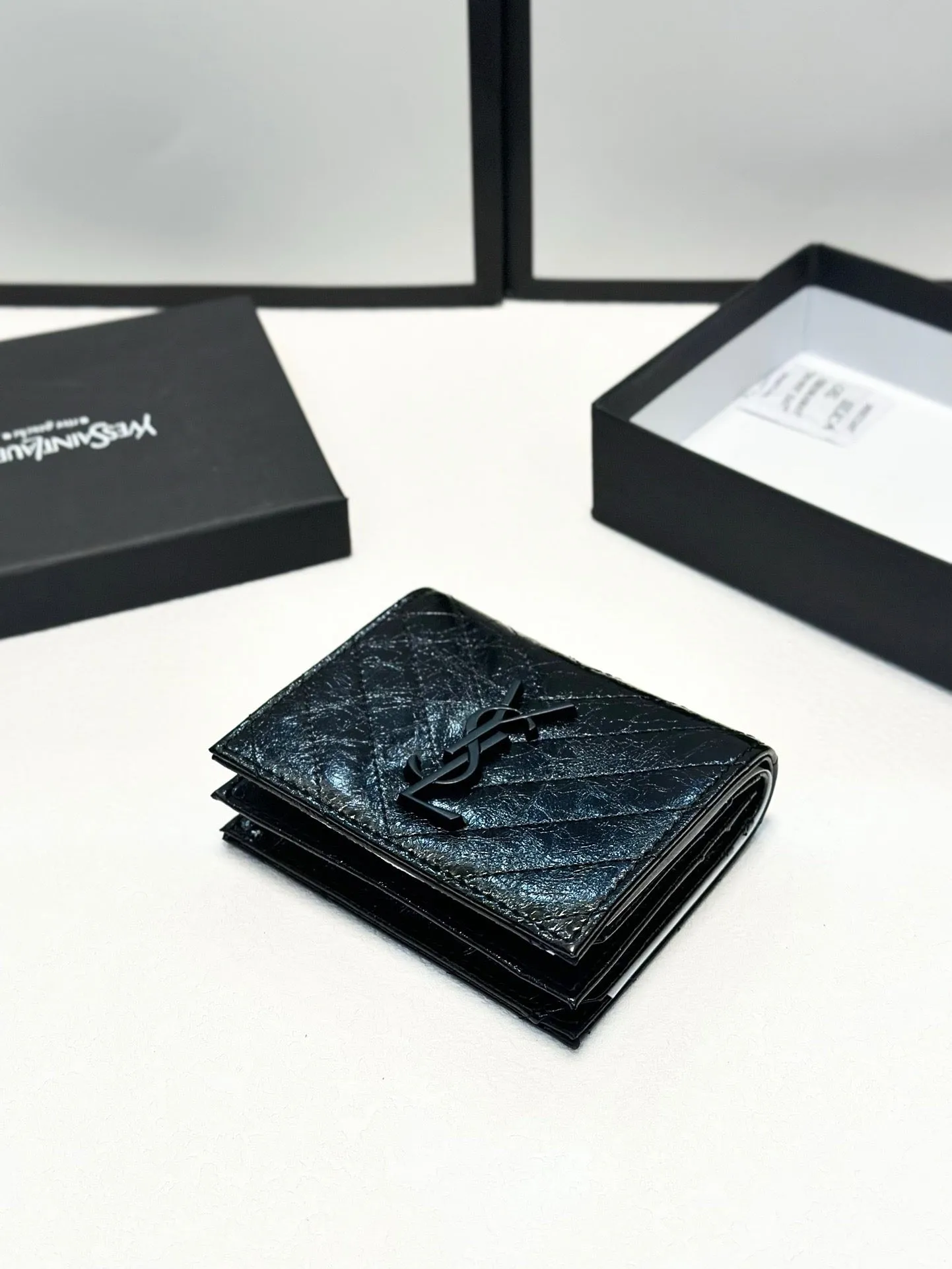 YSK324 Compact Wallet / 4.7 x 3.9 x 1.6 inches