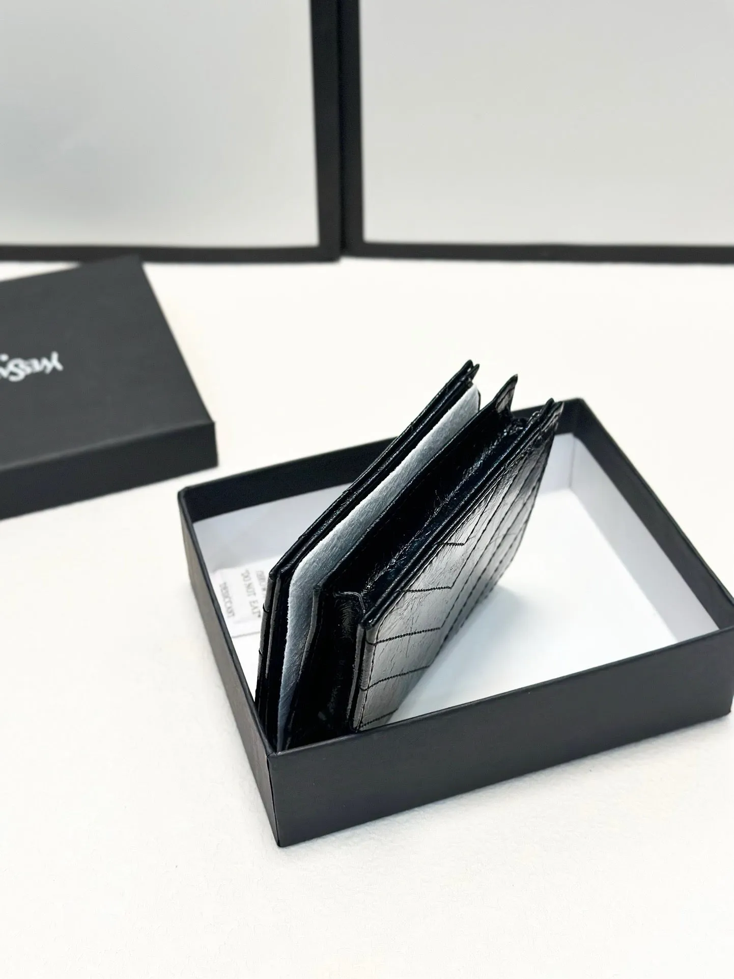 YSK324 Compact Wallet / 4.7 x 3.9 x 1.6 inches