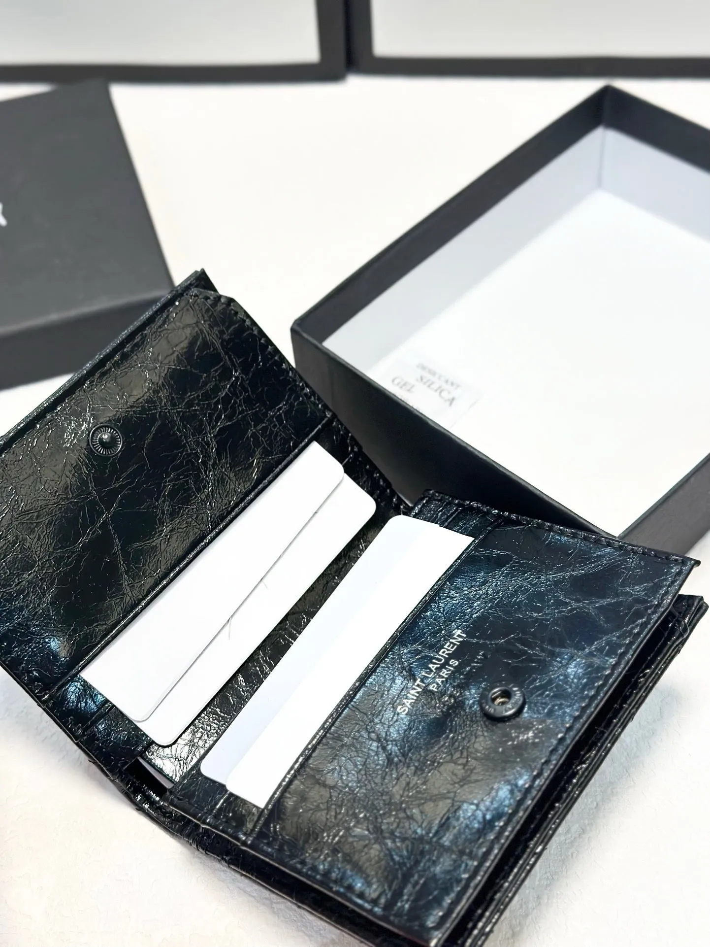 YSK324 Compact Wallet / 4.7 x 3.9 x 1.6 inches