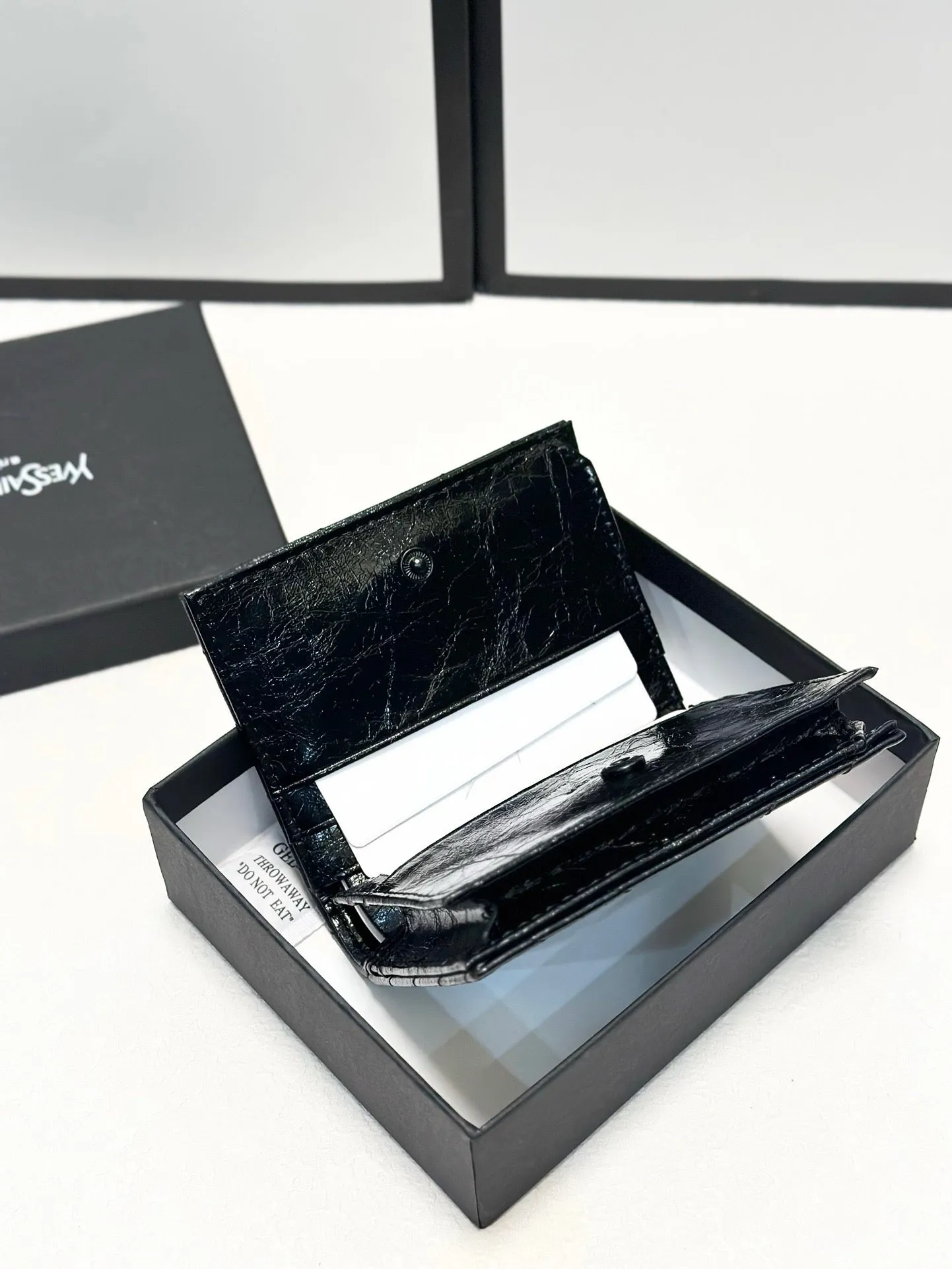 YSK324 Compact Wallet / 4.7 x 3.9 x 1.6 inches