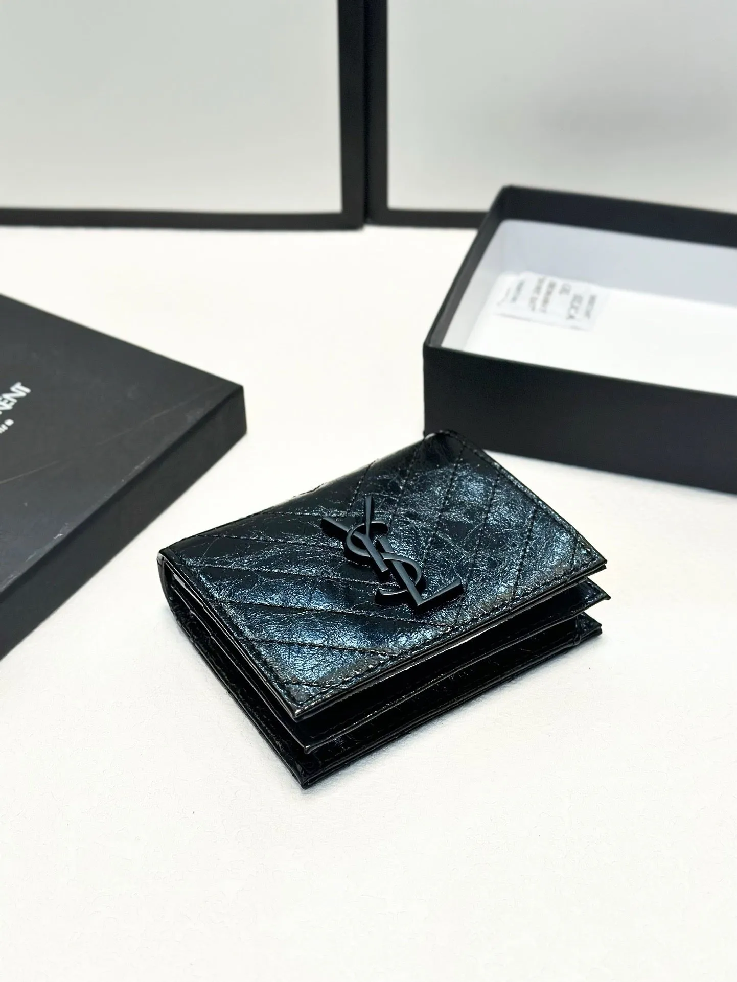 YSK324 Compact Wallet / 4.7 x 3.9 x 1.6 inches